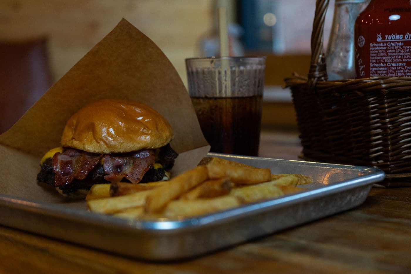 Cheeseburgare med bacon och fries på plåt